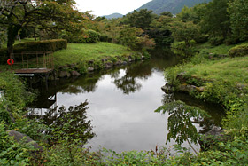 芦ノ湖（あしのこ）と同（おな）じ形（かたち）をした池（いけ）