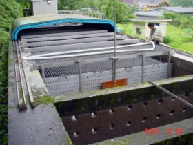 写真：葛原浄水場沈殿池清掃作業