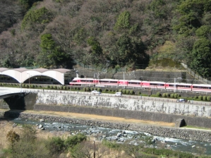 国道一号（こくどういちごう）と箱根湯本駅（はこねゆもとえき）