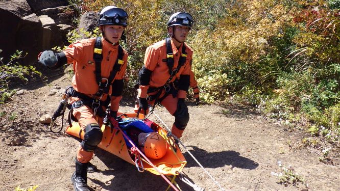 滑落した要救助者の引き揚げ救助訓練